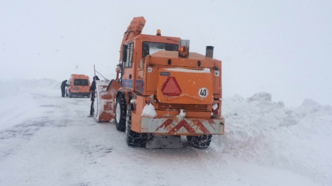 Van Bahçesaray Yolu Kar Ve Fırtınadan Dolayı Ulaşıma Kapandı