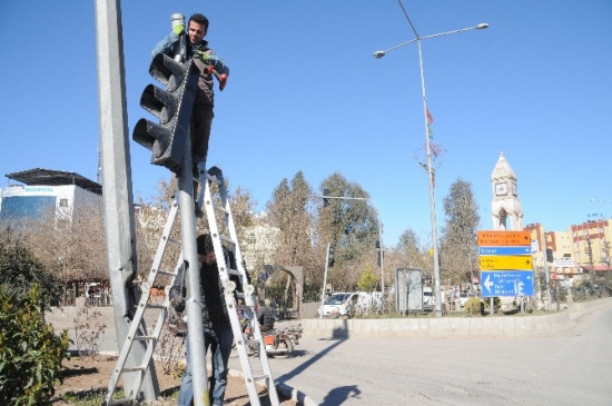 Cizre'de Sinyalizasyonlar Onarılıyor