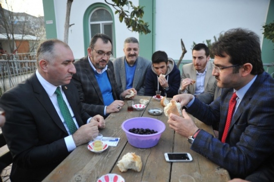 Başkan Çağlayan Kapı Kapı Gezip Karanfil Dağıttı