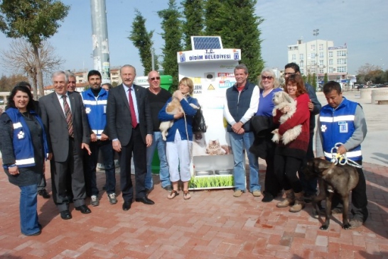 Didim'de Sokak Hayvanlarına Mamamatik Hizmeti