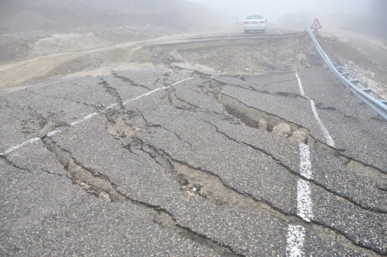 Devrek'te Çöken Yol Onarılmayı Bekliyor