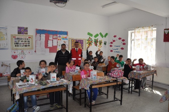 Kızılay Tarafından Öğrencilere Giysi Kitap Ve Kumbara Dağıtıldı