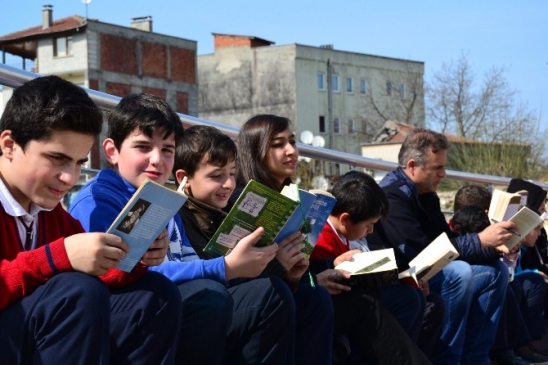 Öğrenciler Sapanca Meydanında Kitap Okudu