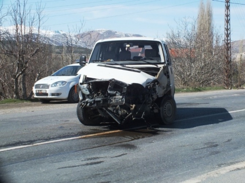 Ulukışla'da Trafik Kazası 2 Yaralı