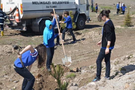 Mimarsinan Bahçelievler Mahallesi'nde Ağaçlandırma Çalışmaları