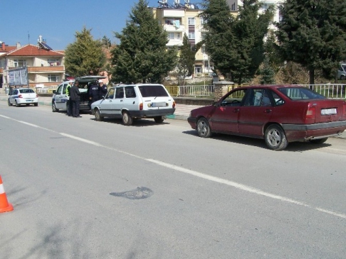 Beyşehir'de Araçlarda Renkli Cam Denetimleri