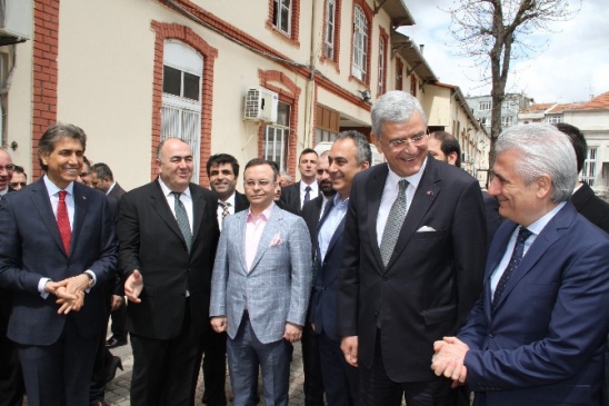 Bakan Bozkır'la Tokalaşan Minik Öğrenci "Elimi Bir Daha Yıkamayacağım”