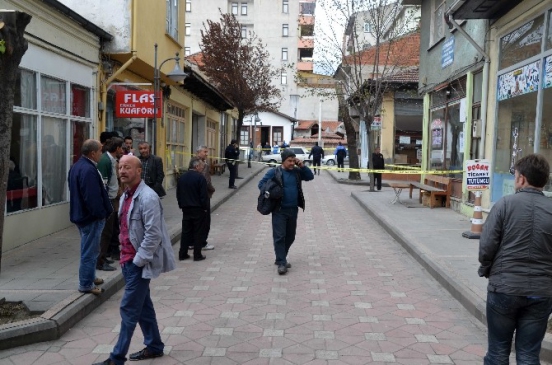 Kahvehane Önünde Silahla Vurularak Öldürüldü