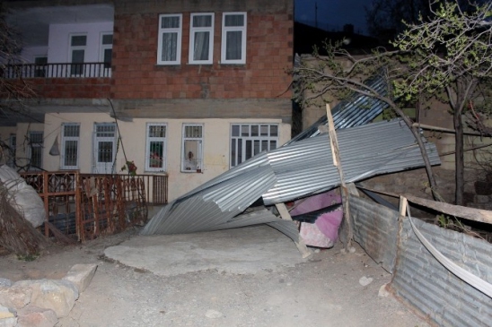 Rüzgar İş Yeri Ve Evlerin Çatılarını Uçurdu