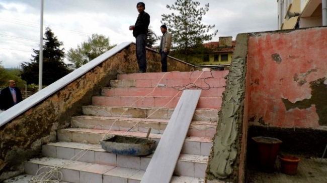 Lisede Merdiven Ve Zemin Yenileme Çalışması