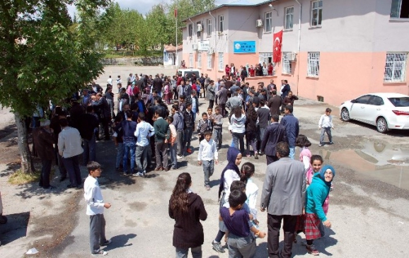 Eğitimciler Saldırıya Uğrayan Öğretmen İçin Bir Araya Geldi