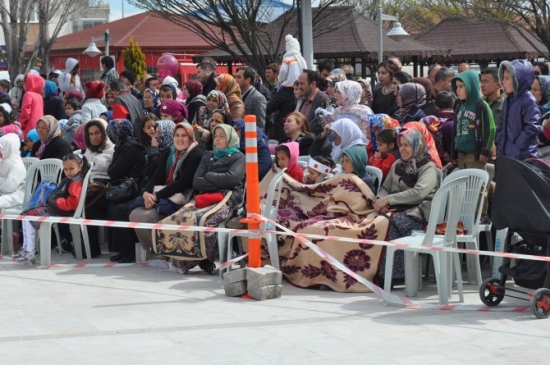 Çocuklarını Battaniyeye Sarınarak İzlediler