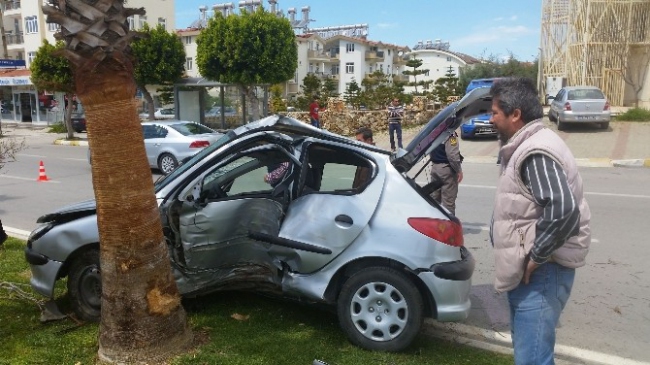 Antalya'da Otomobiliyle Orta Refüjdeki Ağaca Çarpan Sürücü Hayatını Kaybetti