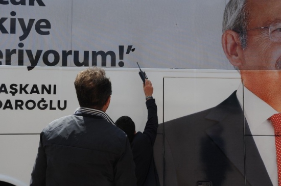 CHP'nin Seçim Otobüsüne Saldırı