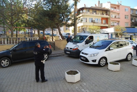 Yol Ortasına Bırakılan Araç Trafiği Karıştırdı