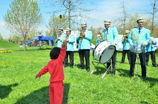 3 Yaşındaki Koro Şefi 23 Nisan Çocuklarını Eğlendirdi