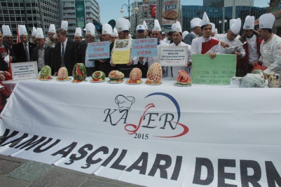 Kamu Aşçılarından Karpuz Üzerinde Şekilli Meslek Protestosu