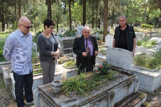 Kemanlar Kralı Babasının Mezarını İlk Kez Gördü