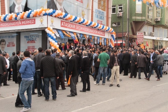 AK Parti Ataşehir Seçim Koordinasyon Merkezinin Açılışın AK Parti İl Başkanı Temurci Yaptı