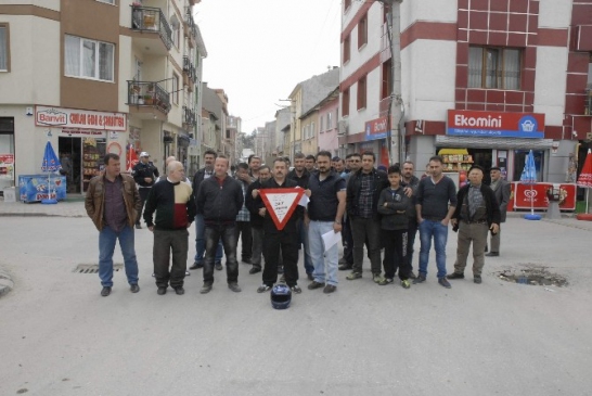 Mahalle Sakinlerinden "Kavşak" Protestosu