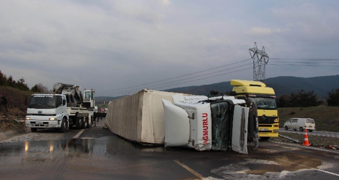 Bolu’da TIR devrildi, 10 kilometrelik araç kuyruğu oluştu!!