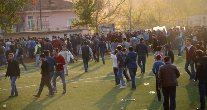 Maç sonunda çıkan olayda 5 polis ve sayısız taraftar yaralandı!