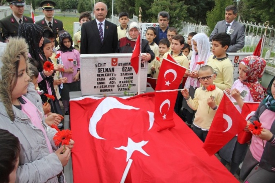 Şehit Askerin Mezarı Başında Duygulandıran Anma Programı