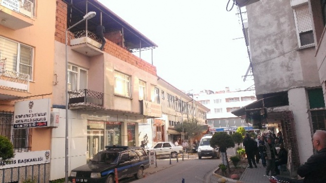 Balkondan Atlamak İsteyen Şahsı Polis Kurtardı