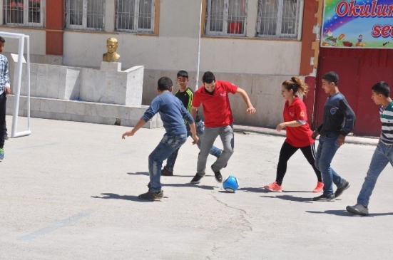 Kıbrıs Ortaokulu'na Spor Malzemesi Desteği