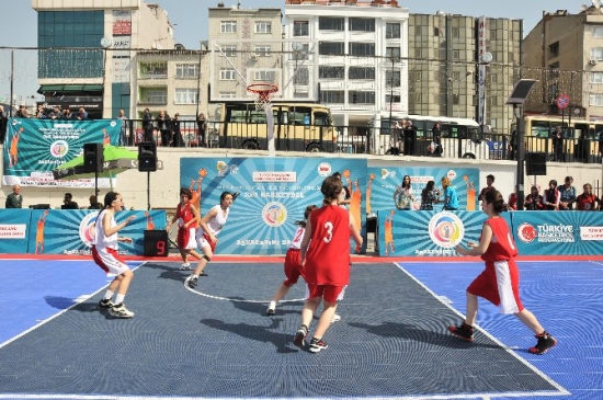 3X3 Sokak Basketbolu Turnuvası Başkan Usta'nın Hava Atışıyla Başladı