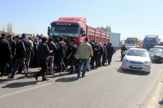 Kayseri'de Kamyoncular Yol Kesip Eylem Yaptı