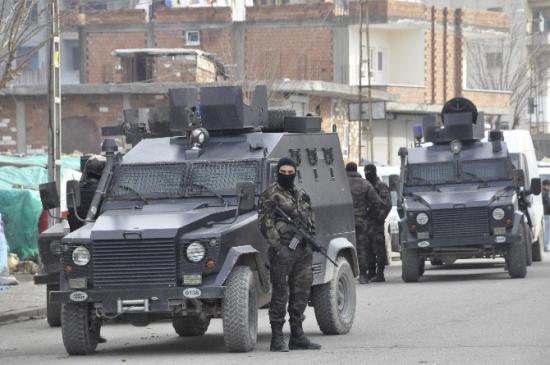 Firari Zanlıyı Almaya Giden Polis Saldırıya Uğradı