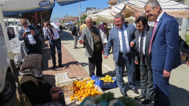 MHP Adayı Tarkan Akıllı Pazar Esnafıyla Dertleşti