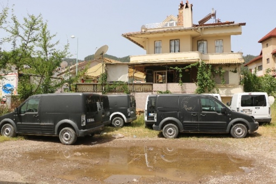 Hacizli Şirket Araçları Boş Arazide Bulundu