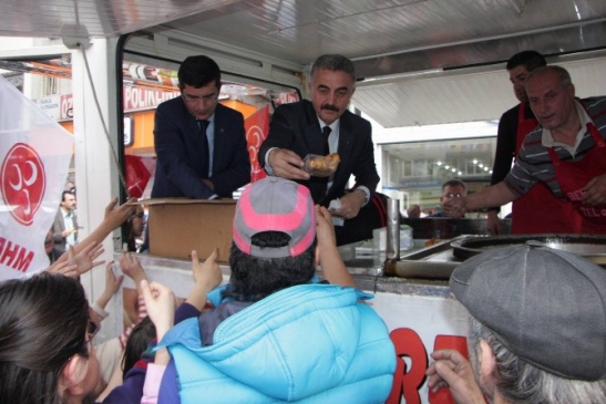 İsmet Büyükataman Lokma Tezgahının Başına Geçip Lokma Dağıttı