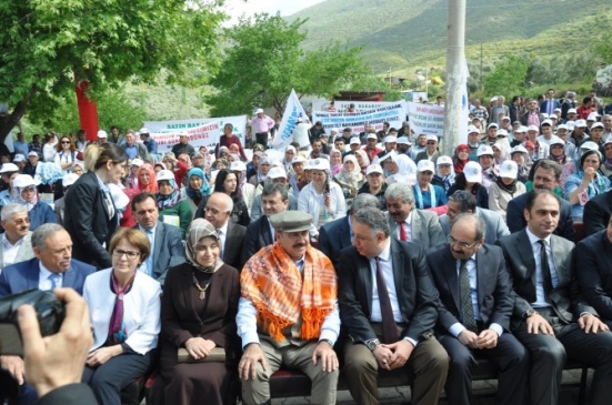 Bakan Eroğlu Yörük Kıyafetiyle Sahaya İndi