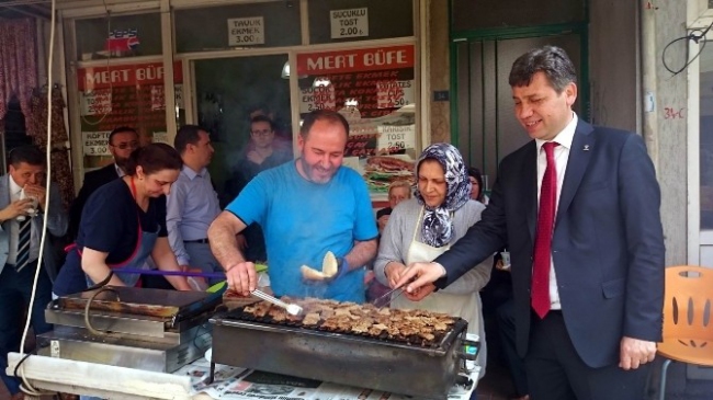 AK Parti Adayından Bedava Köfte Ekmek