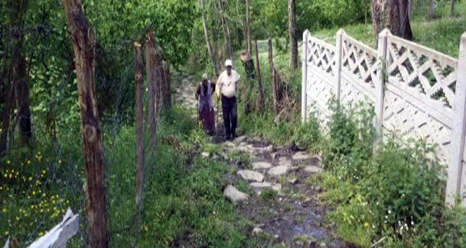 Yolu olmayan yaşlı çift yetkililerden yardım bekliyor!