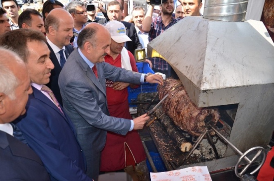 Bakan Müezzinoğlu Cağ Döneri Kesti