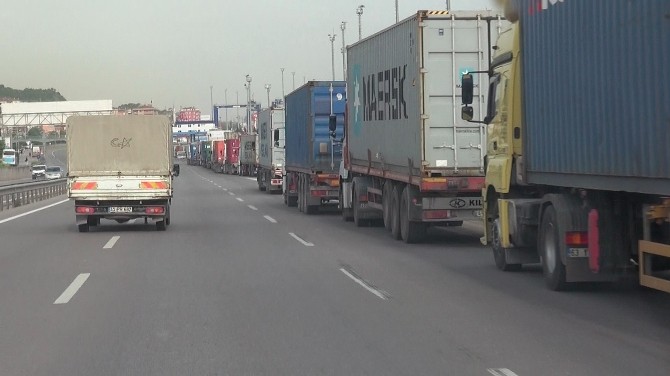 Liman İçin Bekleyen Tir'lar Trafiği Tehlikeye DÜşürüyor