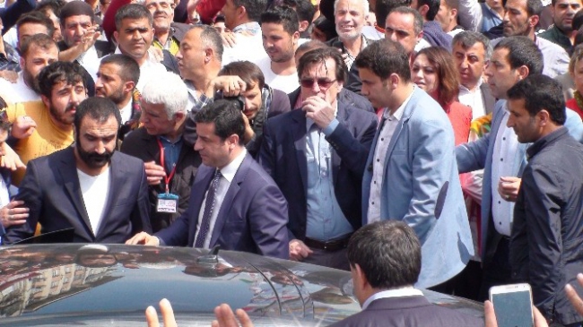 Demirtaş “Gelin Taksim'deki Bariyerleri Kaldırın”