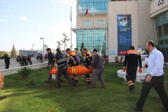 Hastanede Gerçeği Aratmayan Deprem Tatbikatı