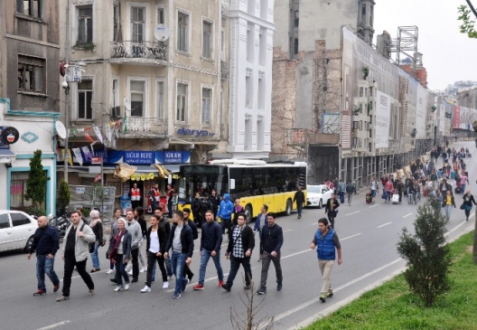 Cihangir'de Eline Valizini Alan Yollara DÜştü