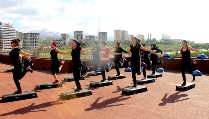 Açık Havada Aerobik Ve Step Dersi