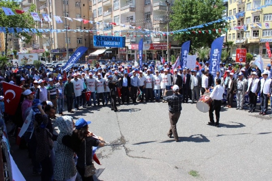 Türk-Iş'e Bağlı Sendikalar Halaylarla 1 MAYıs'ı Kutladı