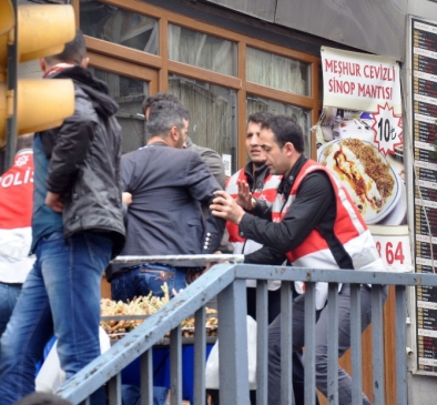 Tarlabaşı'nda Seyyar Satıcı- Polis Gerginliği