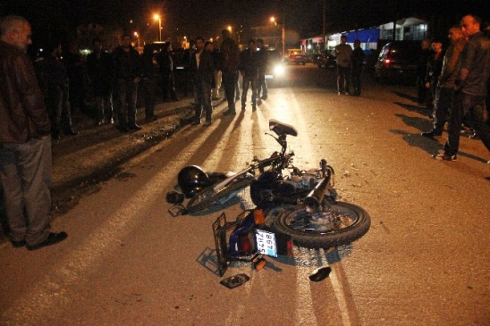 Sakarya'da Otomobil İle Motosiklet Çarpıştı 2 Yaralı