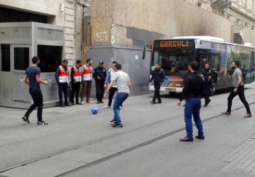 İstiklal Caddesi'nde Esnaf Kepenk Kapattı Çalışanlar Futbol Oynadı