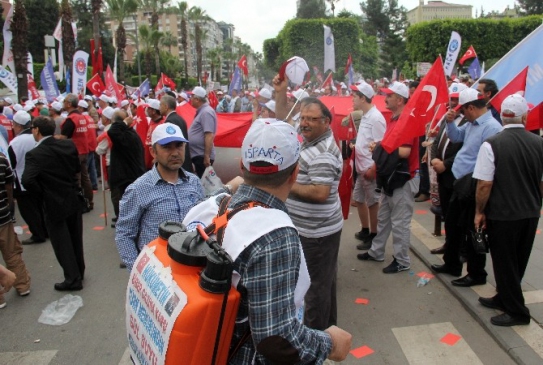 Adana'da Gül Sulu 1 MAYıs Kutlaması