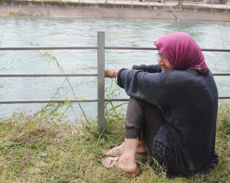 Ölmek İsteyen Yaşlı Kadını Lastikçi Kurtardı